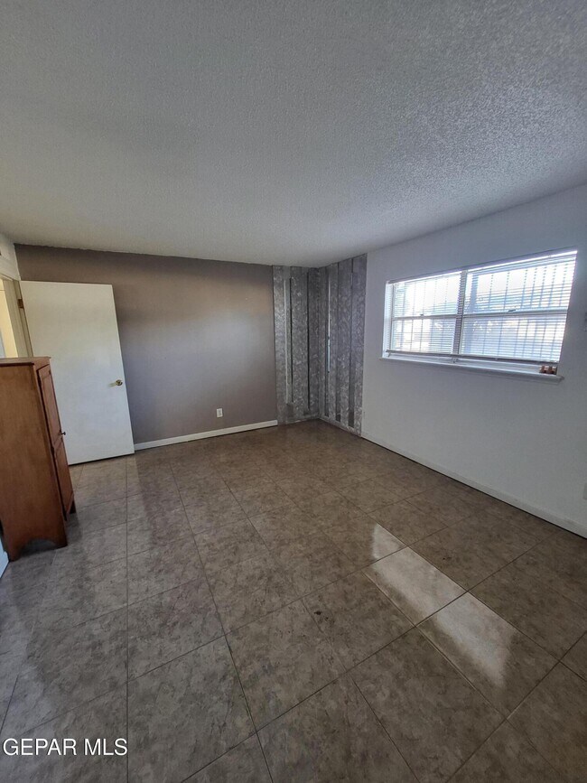 Building Photo - 6700 Escondido Dr