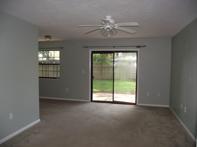 Building Photo - 3/2 house in convenient NW location!