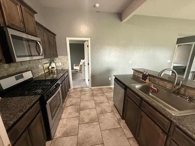 Building Photo - Immaculate 3 bed 2 bath in Mustang Schools, ready for move in on or before July 1st!