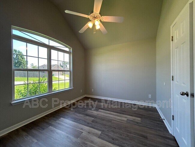 Building Photo - 320 Sienna Dr