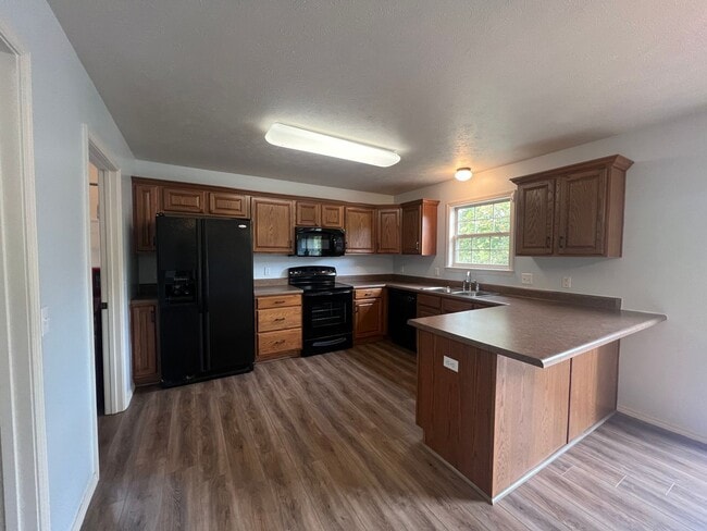 Building Photo - 5Br Basement Home