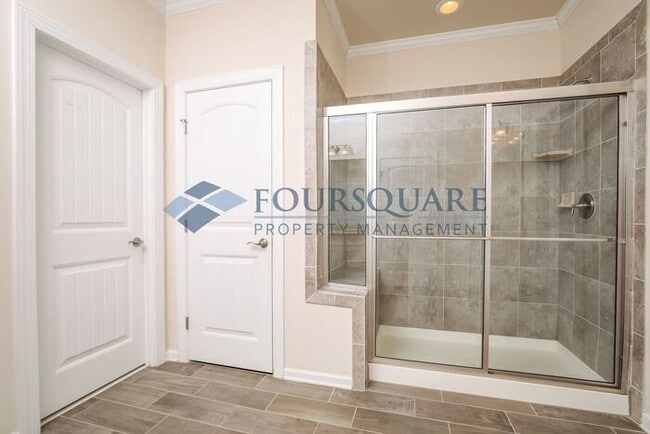 Building Photo - Elegant 3-Bed Townhome , Screened Porch & 2-Car Garage – Prime Davis Drive Location