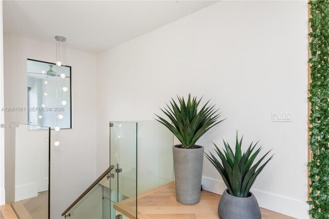 Building Photo - 9529 Eden Roc Ct