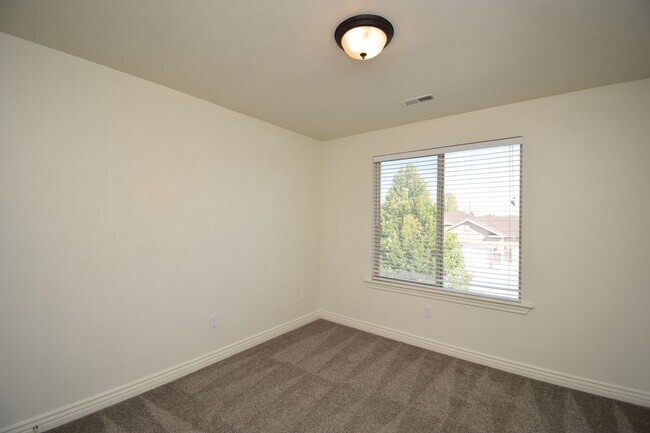 Building Photo - Beautiful 6 Bedroom Home in Riverton!