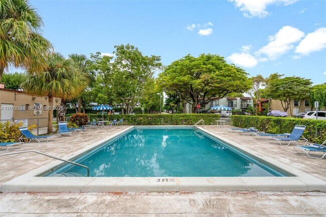 Building Photo - 10834 N Kendall Dr