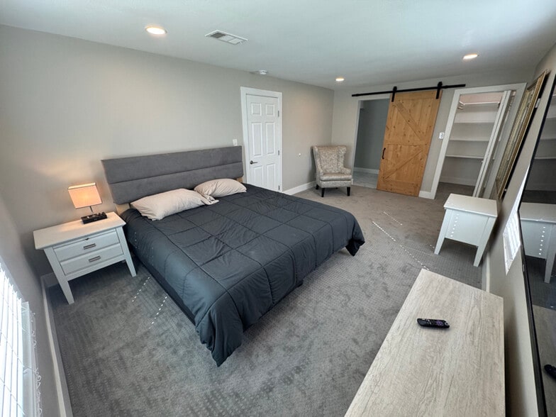 Building Photo - 329 E 25th St