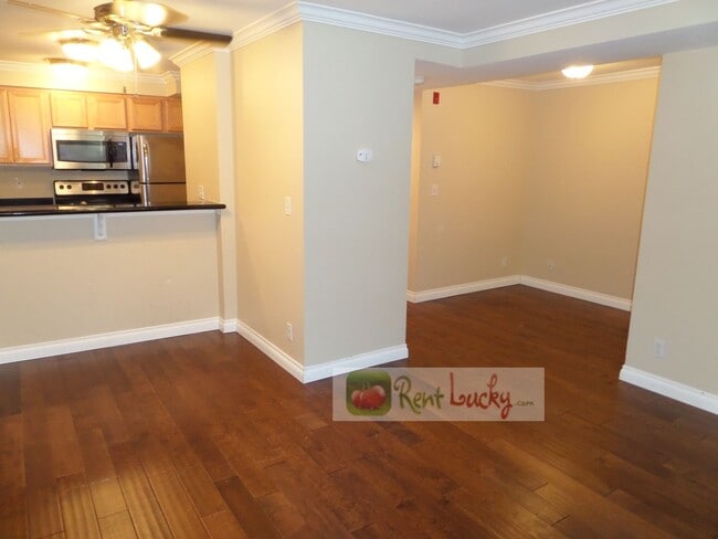 Building Photo - Super Cute Studio w/Parking in Fantastic Downtown Seattle Location!!