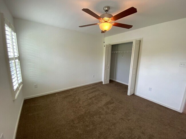 Building Photo - Introducing a stunning Condo with a coasta...