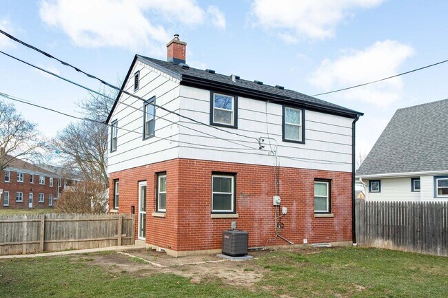 Building Photo - 2750 N 61st St