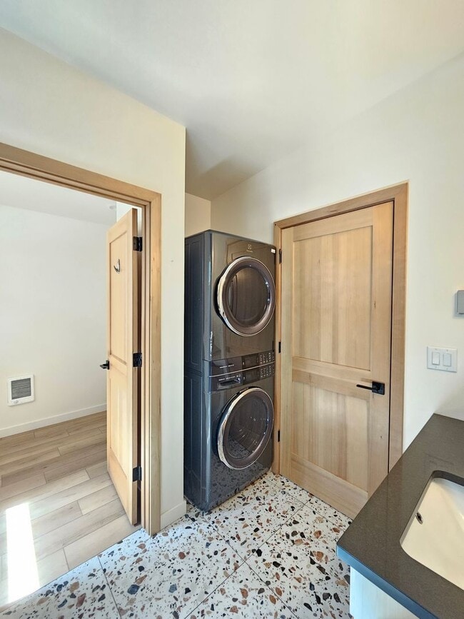 Building Photo - 825 S Montavilla Dr