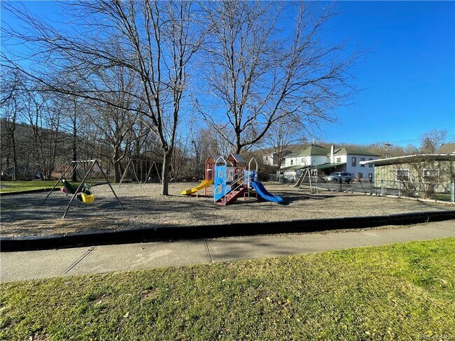 Building Photo - 9 Main St