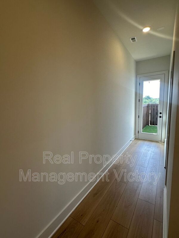 Building Photo - 1108 Windsor Sq
