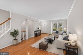 Building Photo - 8483 Laurel Oak Dr