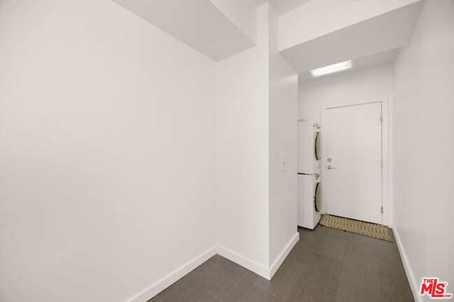 Building Photo - 838 N Doheny Dr
