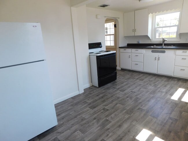 Building Photo - Adorable 2 Bedroom 1 Bath House With A Large Bonus Room