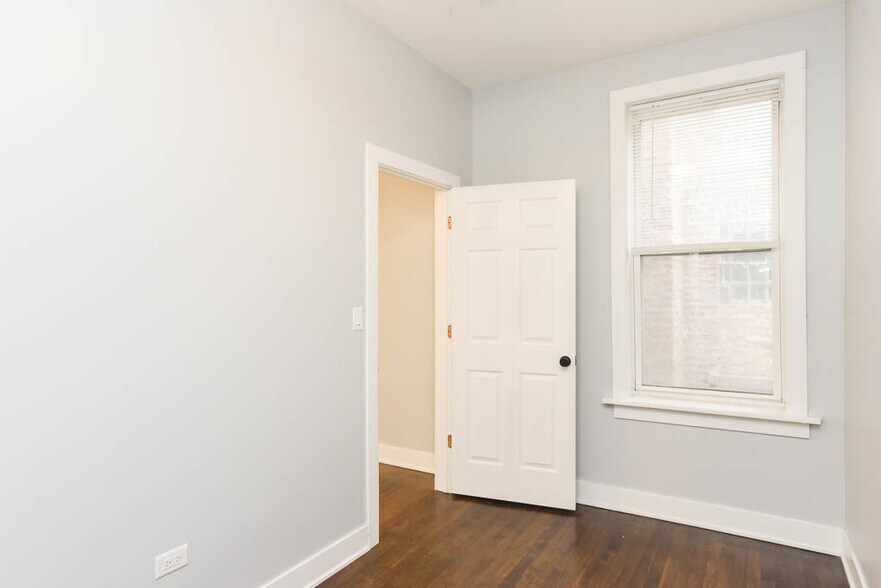 Building Photo - 1922 N Wilmot Ave