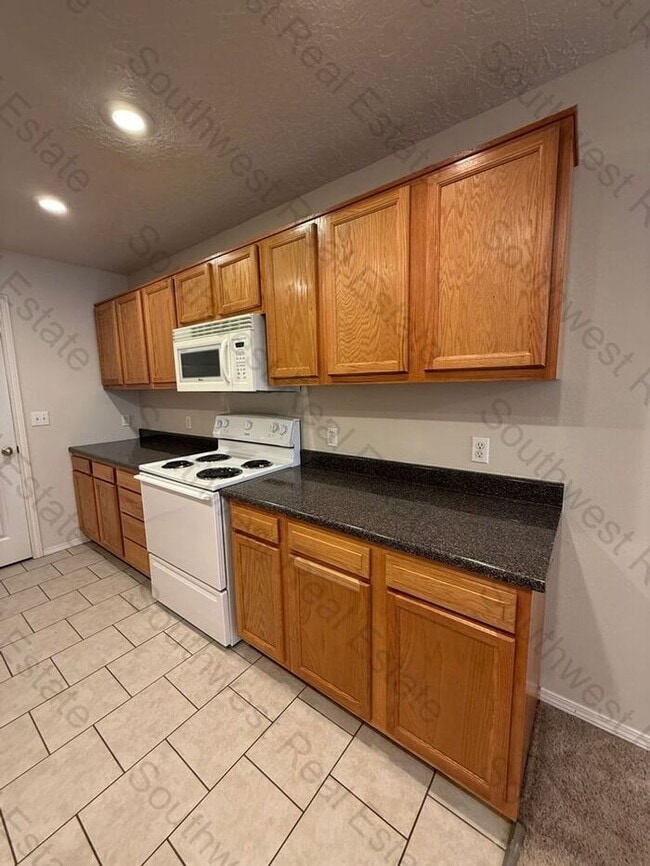 Building Photo - Spacious 2 bedroom 2 Bath apartment-WILL ACCEPT A SMALL PET- ALL BILL'S PAID!