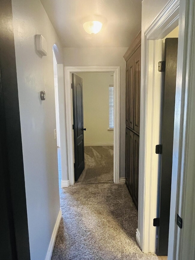 Building Photo - Charming 4-Bed, 2-Bath Home in Yukon - Gated Community in Mustang Public School District!