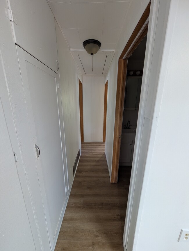 Building Photo - 415 S Silverleaf St