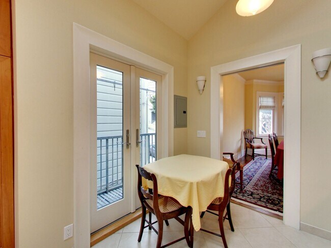 Building Photo - STUNNING 2/2 W/ Dining Room and LARGE Atti...