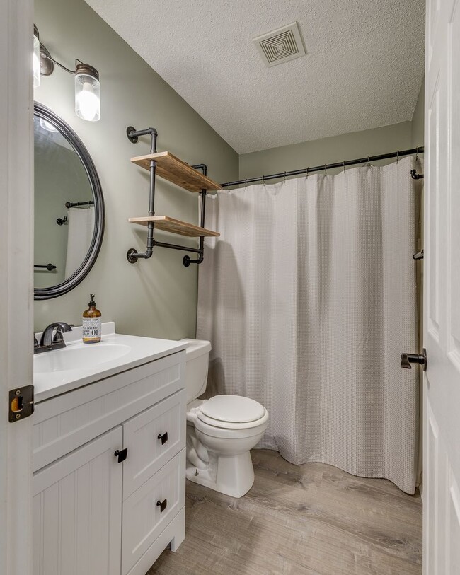 Building Photo - 2 br/ 1.5 bath condo Johnson City