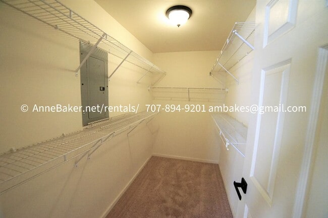 Building Photo - Downtown - PGE and Water/Sewer Included in the rent