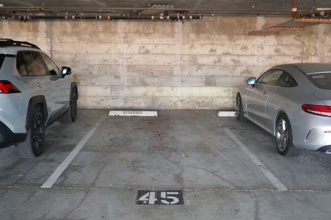 Building Photo - ONE LEVEL TOP-UNIT CONDO IN HEADLANDS WITH STUNNING BAY VIEWS