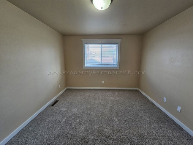 Building Photo - Very Nice - 3 Bed 2.5 Bath Townhouse