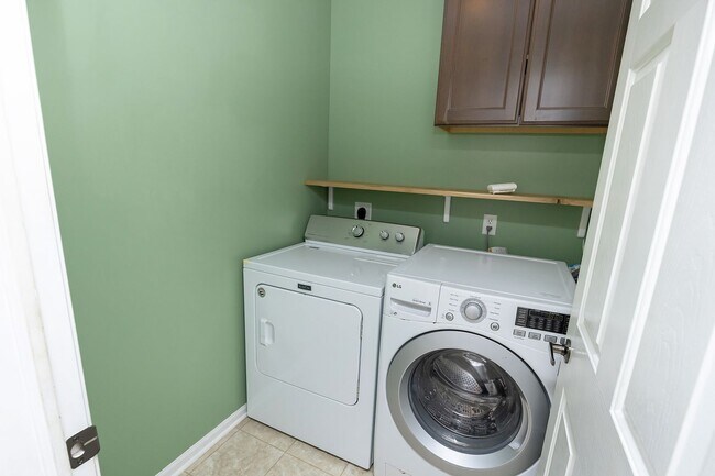 Building Photo - CHARMING TOWNHOME!! 2 Bedroom, 3 Bathroom Townhome in Ankeny!