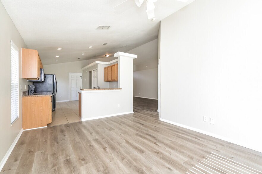 Building Photo - 2628 Sunningdale Dr