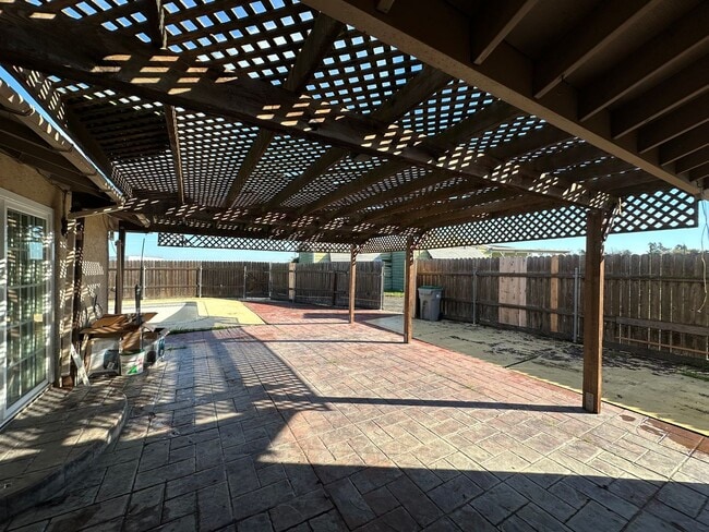 Building Photo - Three Bedroom - Country Living