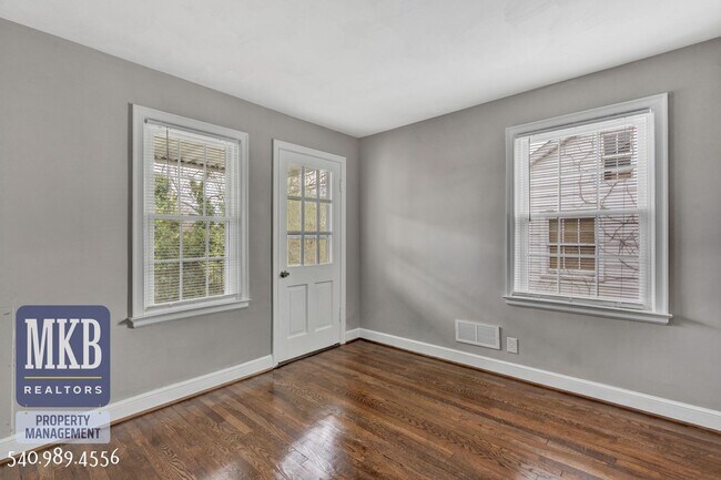 Building Photo - Beautiful 2 Bedroom, 1 Bath Duplex in SW Roanoke City