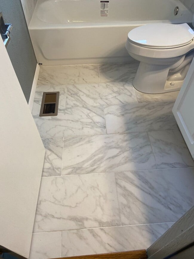 Building Photo - Stunning 2 Bed/2 Bath Townhome near Ft Carson!