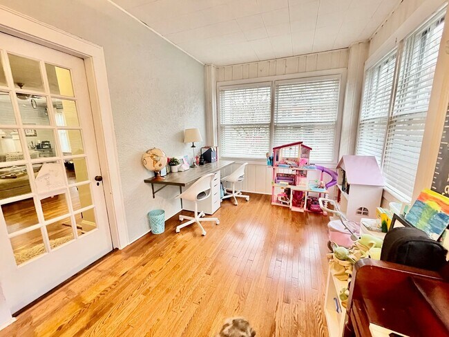 Building Photo - Charming Larchmont 4 Bedroom - 2 Sun Rooms...