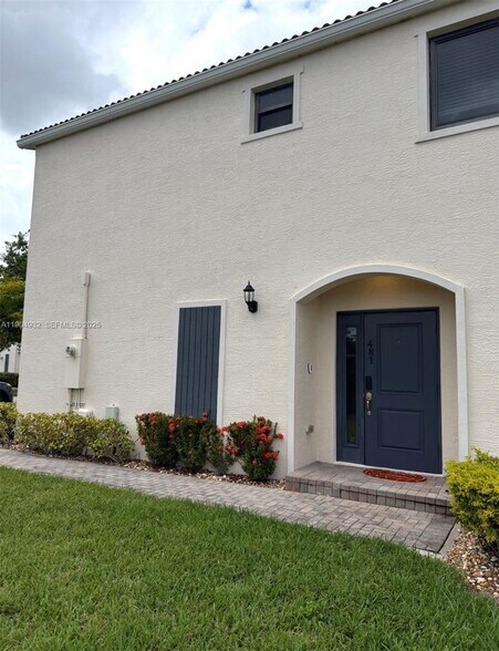 Building Photo - 481 NE 194th Ter