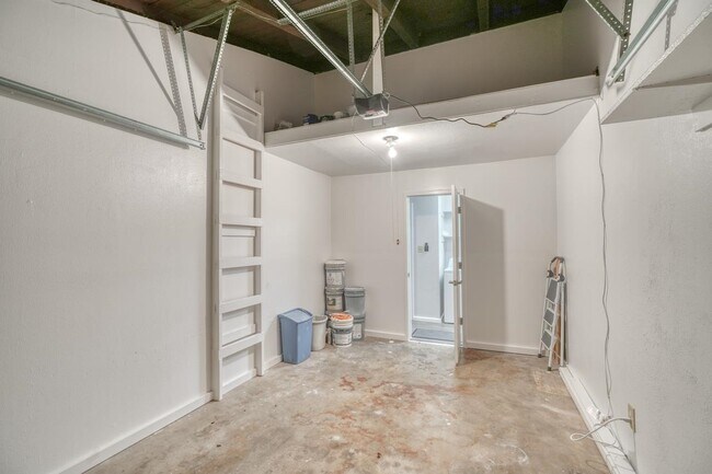 Building Photo - 207 Hi Cir N
