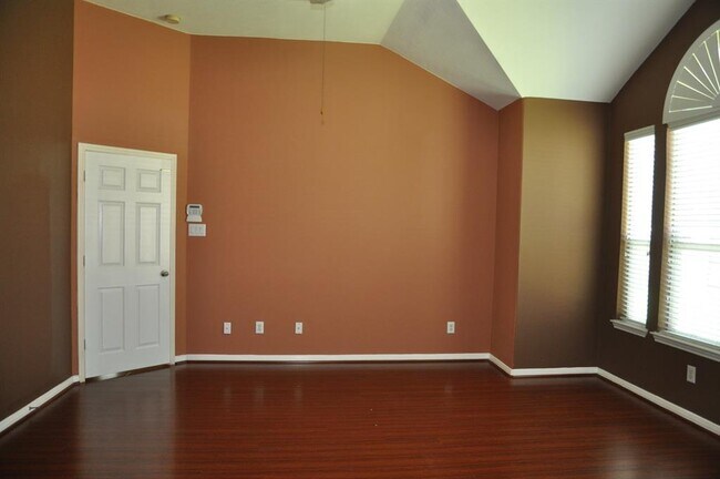 Building Photo - 2222 Drake Falls Dr