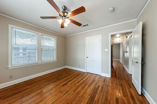 Building Photo - 909 E 38th St