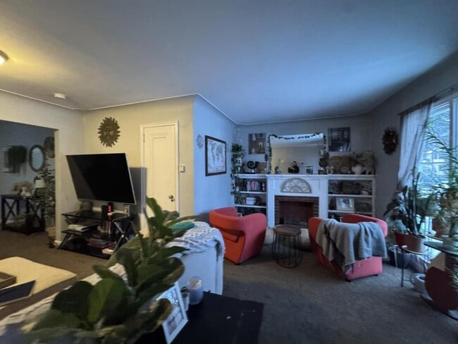 Building Photo - 406 E 9th St