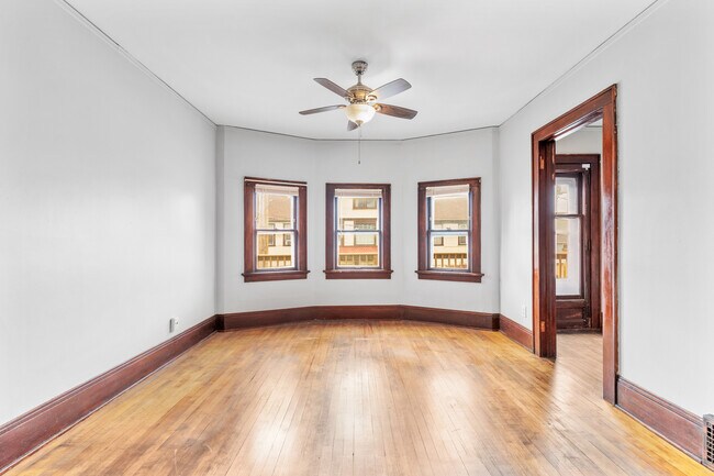 Building Photo - 926 E Locust St