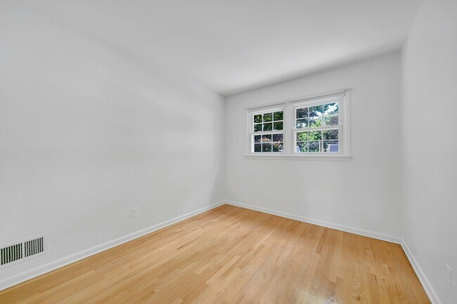 Building Photo - 516 Knickerbocker Rd