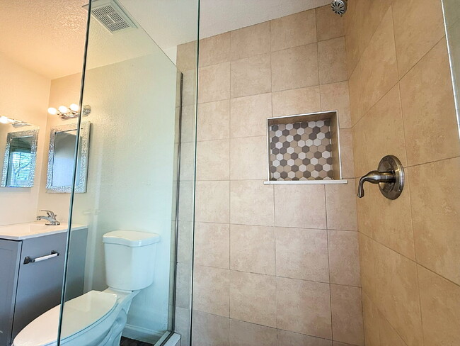 Building Photo - Spacious Garden Lakes Beauty – Vaulted Ceilings, 3-Car Garage & Stunning Upgrades!