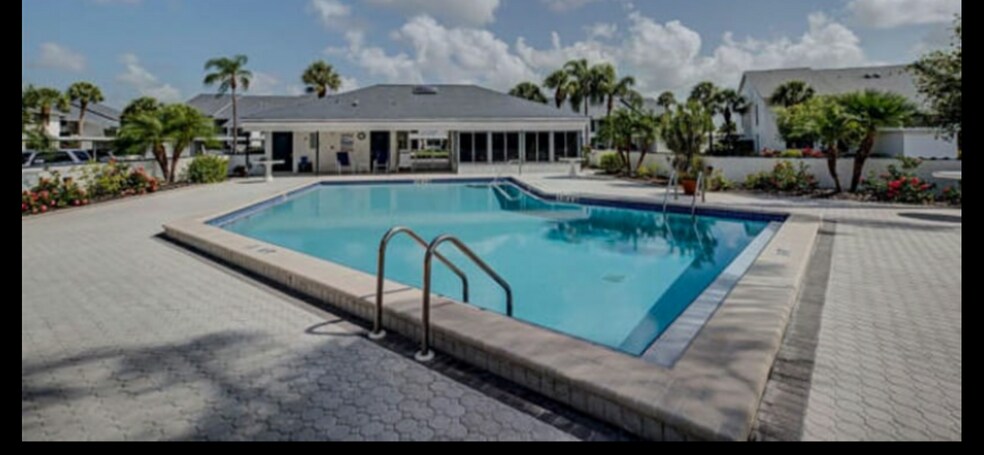 Building Photo - 1100 Capri Isles Blvd