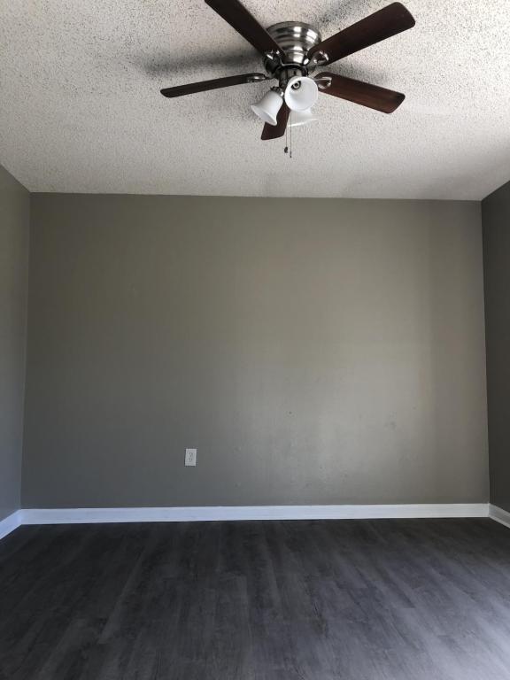 Building Photo - 2025 Sherwood Meadow Dr