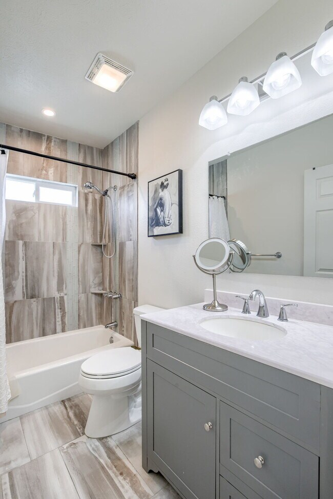 Building Photo - Blackstone Duplex