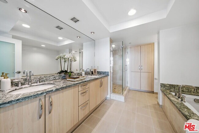 Building Photo - 13650 Marina Pointe Dr