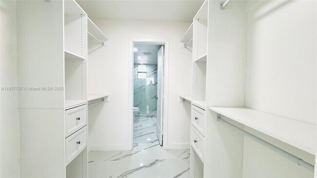Building Photo - 9375 Fontainebleau Blvd