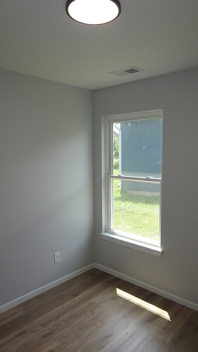 Building Photo - Newer Build - 3 bed -2bath Home in Indepen...