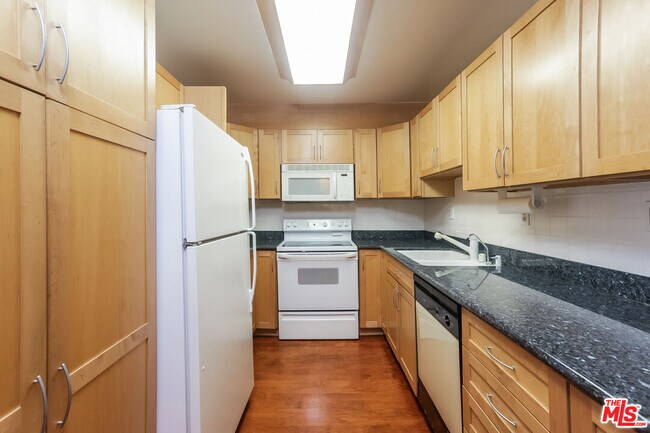 Building Photo - 723 Palisades Beach Rd