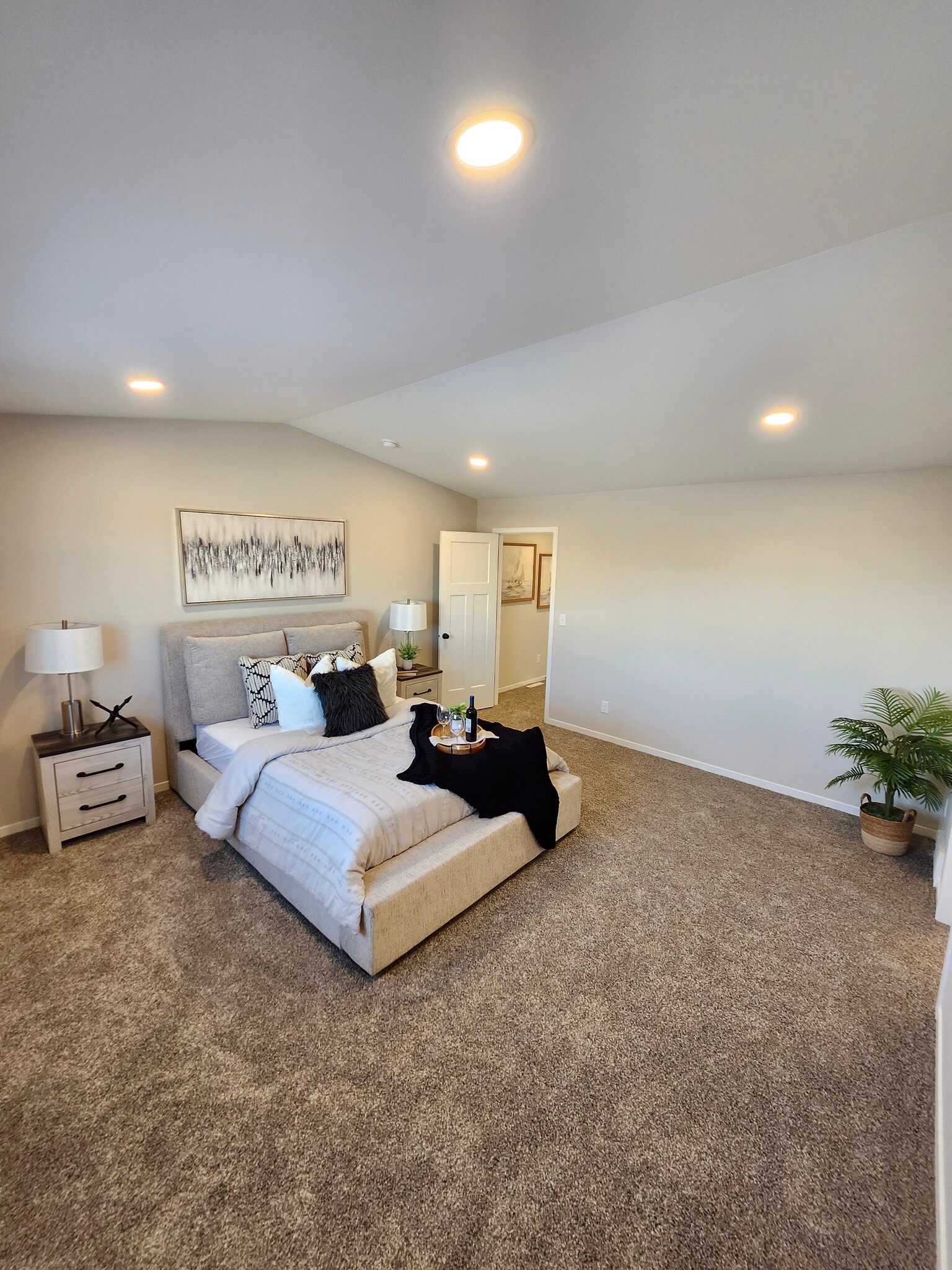 Extra large primary bedroom - 5310 Welder Ave